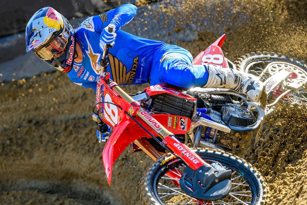 virage par un conducteur de moto enduro