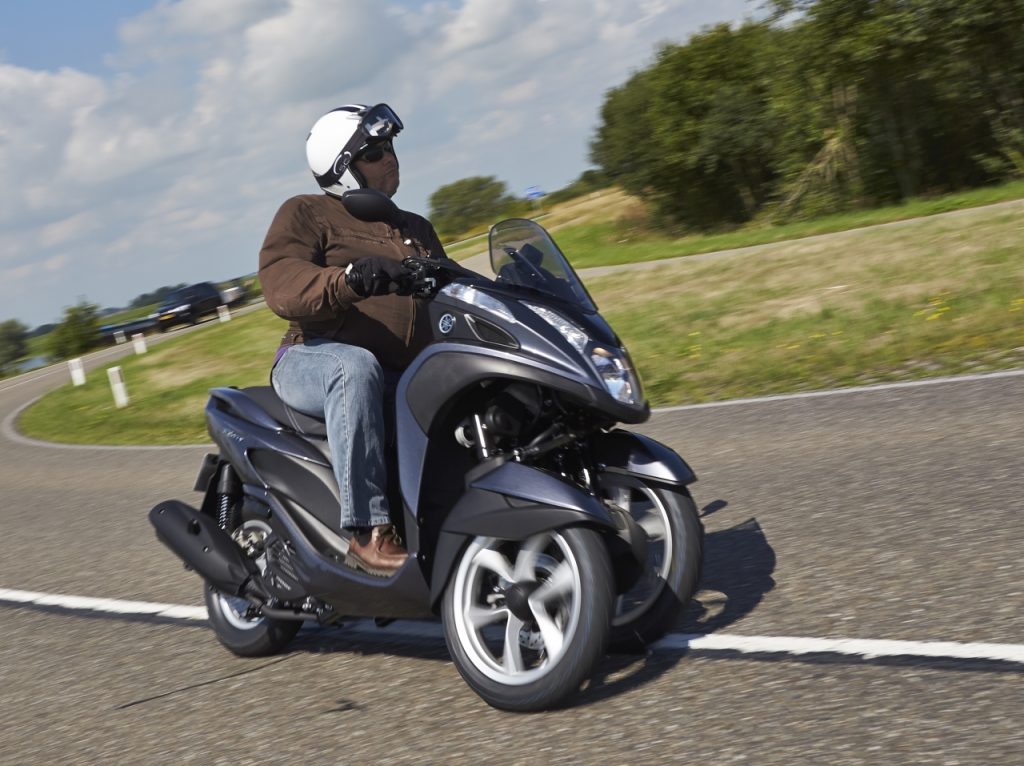 essaie scooter à trois roues