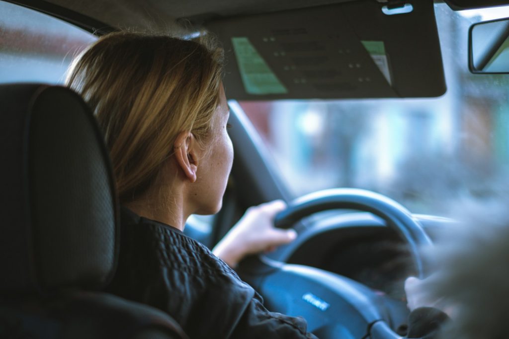 une femme effectuant un examen du permis de conduire