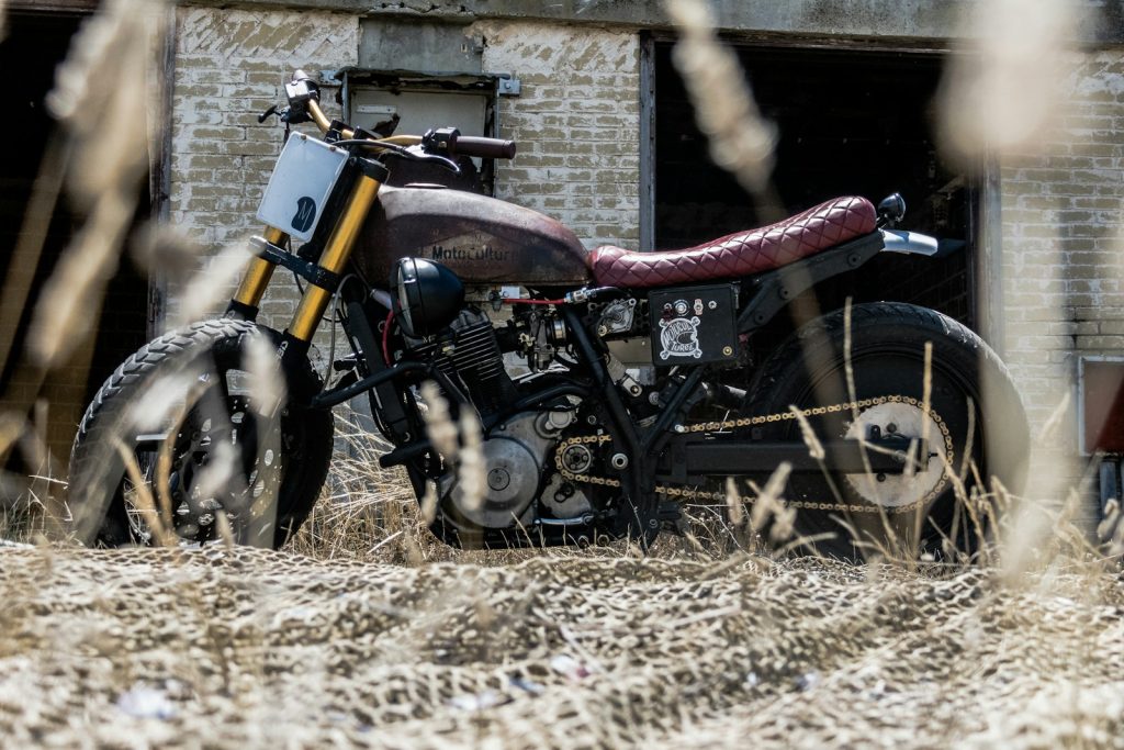 une moto vintage pour femme.