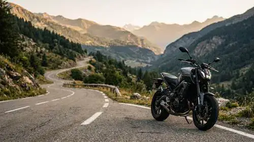Moto roadster moderne au bord d’une route de montagne