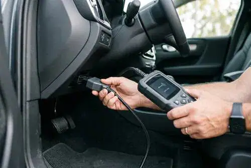 Diagnostic d’une voiture avec une valise OBD