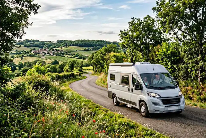 Camping-car moderne sur une route de campagne