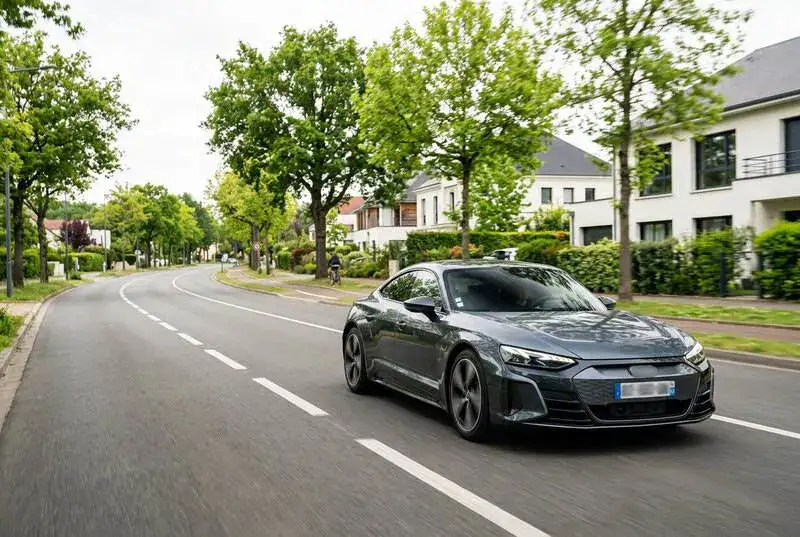 Voiture électrique moderne sur une route périurbaine