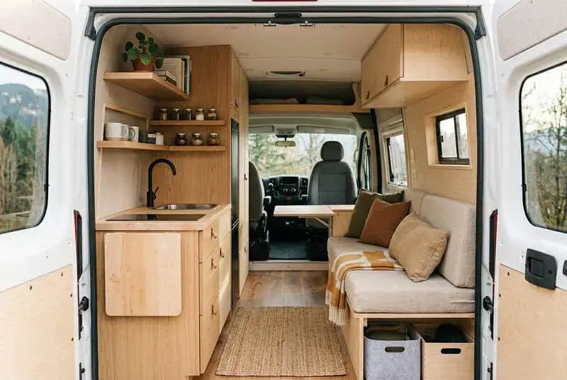 Intérieur d’un van aménagé avec rangements modulables