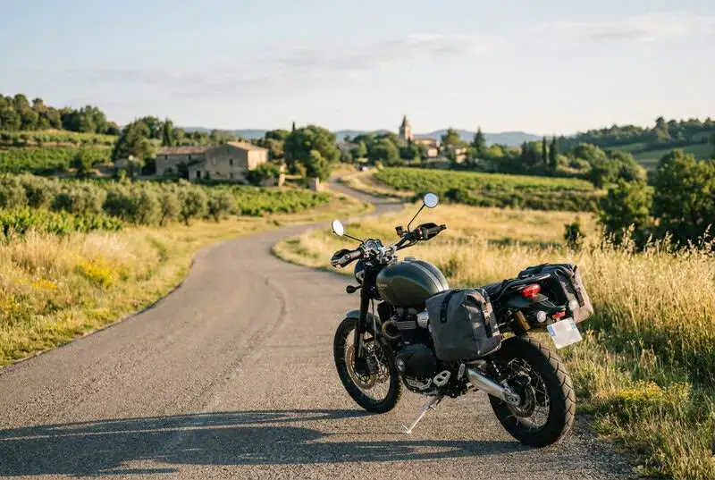 Moto équipée pour un road trip sur une route de campagne
