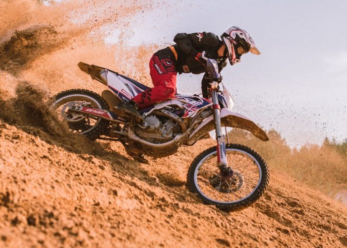 virage d'une moto cross