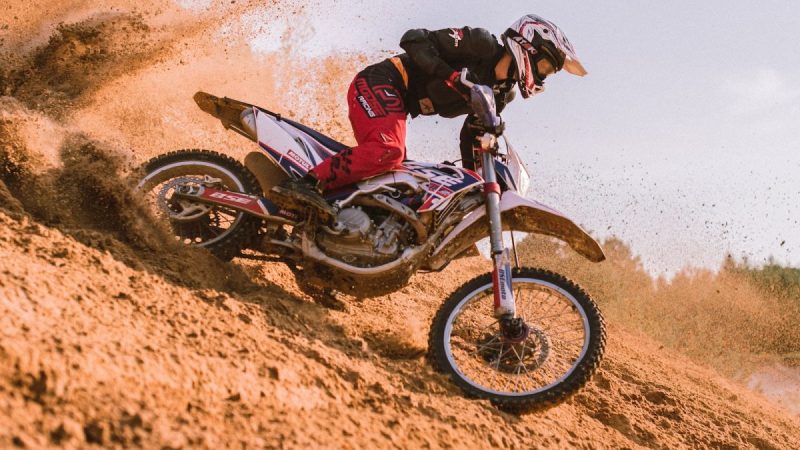 virage d'une moto cross