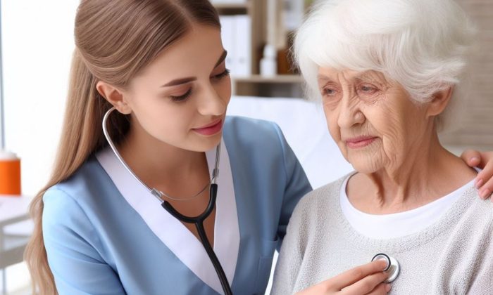 docteur auscultant une patiente. L'absence de visite médicale