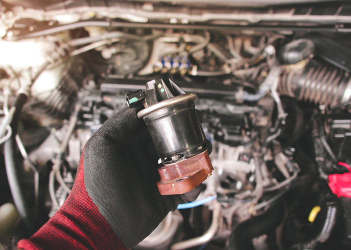 changement d'une vanne EGR sur un moteur de voiture.