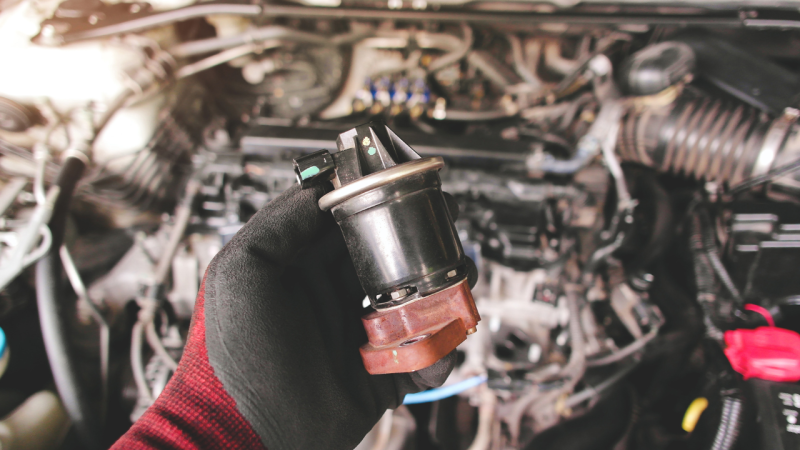 changement d'une vanne EGR sur un moteur de voiture.