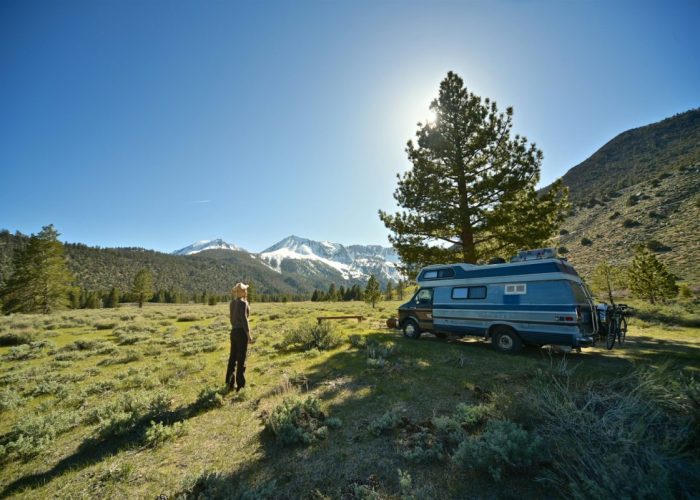 un camping-car avec des protections thermiques