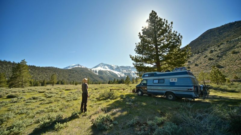un camping-car avec des protections thermiques