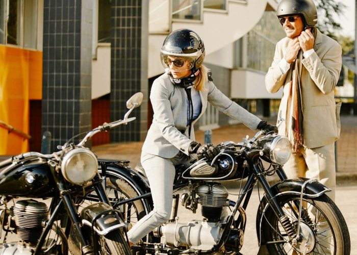 moto vintage femme élégante