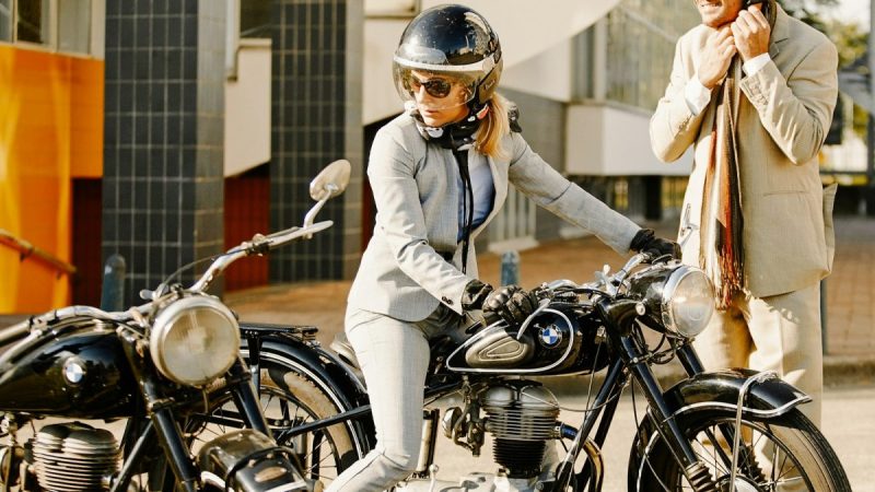 moto vintage femme élégante