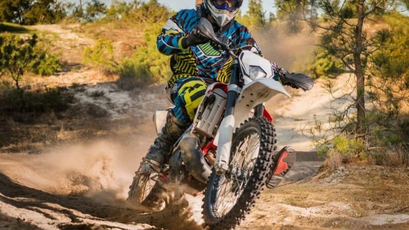 conducteur de moto enduro