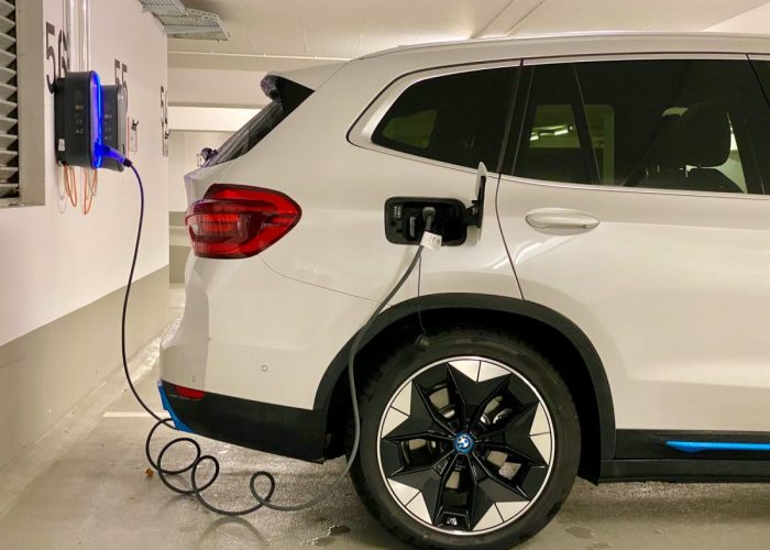 BMW en charge. aides achat voitures électriques