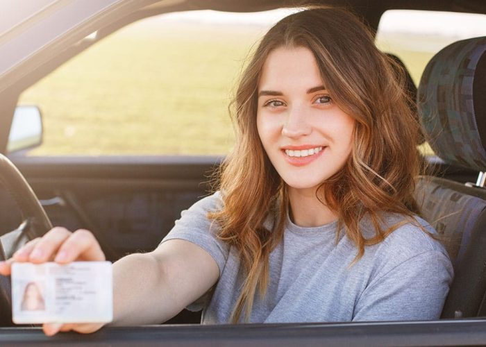 Femme ayant réussi permis de conduire accéléré