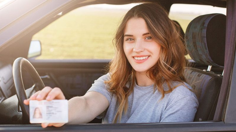Femme ayant réussi permis de conduire accéléré