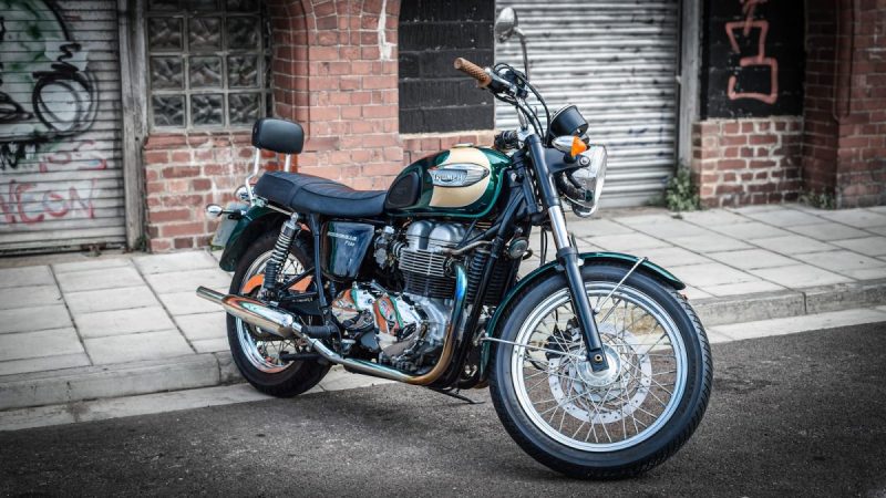 Triumph Bonneville T100. moto néo-rétro