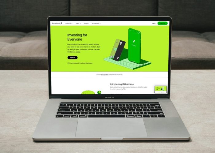ordinateur portable avec un site pour une assurance à 5 euros par jour. Assurer sa voiture pour 5 euros par jour