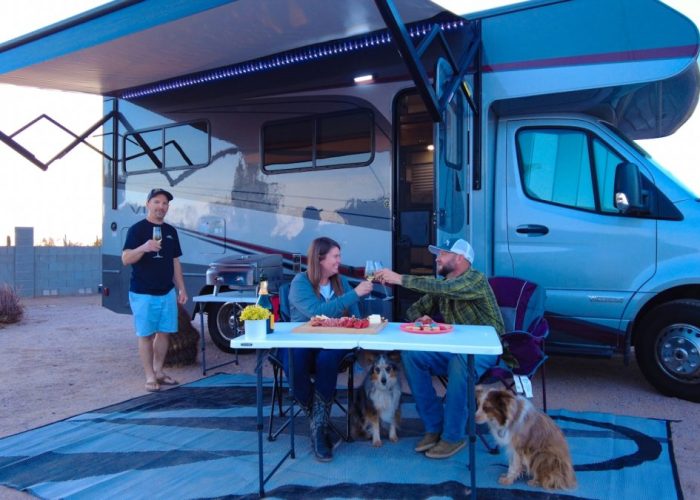 un couple recevant un ami. meilleurs camping-cars couples