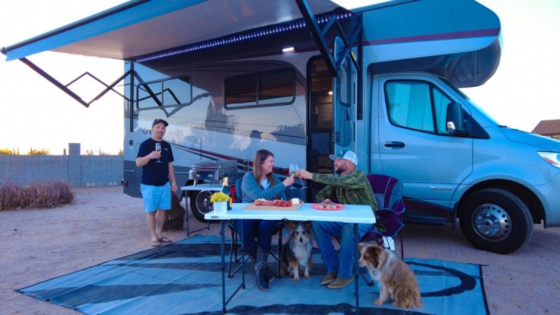 un couple recevant un ami. meilleurs camping-cars couples